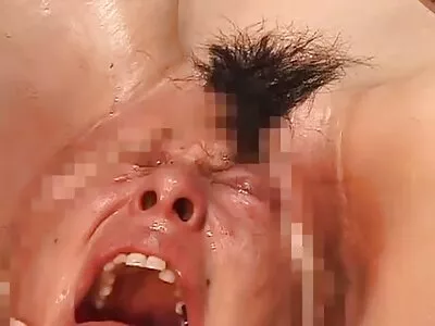 Des porno avec culottes échangistes ont organisé des partouzes sur le canapé avec des blondes en collants