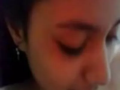 Blonde tatouée ne craint pas de participer à un tournage porno à la maison sans culotte porn