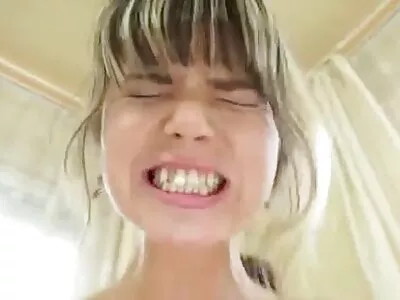 Blonde aime le sexe à la porno en culotte maison et énorme éjacule