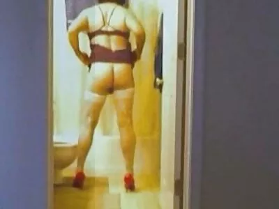 Blonde plantureuse aux gros seins chevauchant la chatte de bite culotte porno