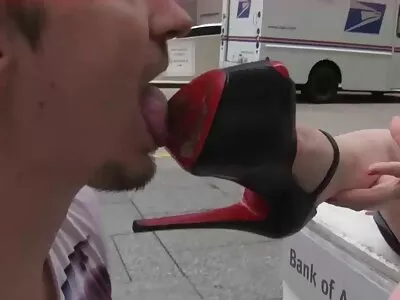 femme baise avec son mari dans la salle de porno avec slip bain.