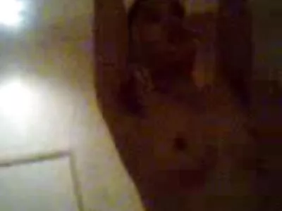 Gros cul et jeune fille en leggings éjacule dans un pornoculotte mec chauve