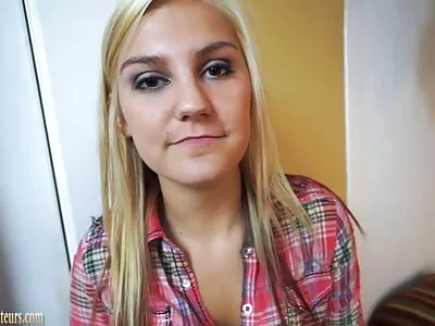 Les filles se battent et s'embrassent culotte xxx dans un sexe de groupe chaud.