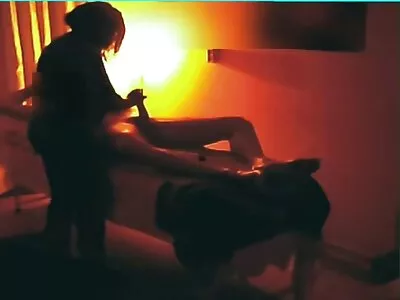 Brune tatouée avec son amie pas de culotte xxx faisant l'amour sur le lit