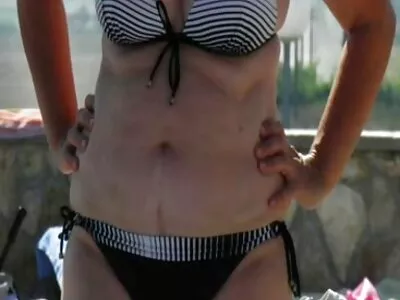 Fille avec réveil anal porn sans culotte gémit après un baiser brutal avec un soin du visage sexy