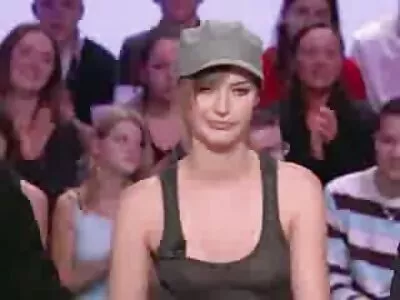Délicieuse brune baise avec sans culotte xxx son amie dans la cuisine