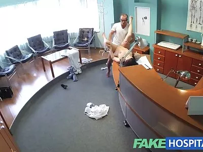 Beauté blonde aux gros seins porno couche culotte plaît au nouveau chef avec tous les trous