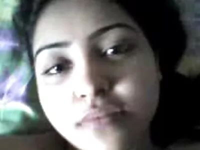 Gangbang avec une beauté élancée amène sans culotte xxx un homme sensuel à l'orgasme
