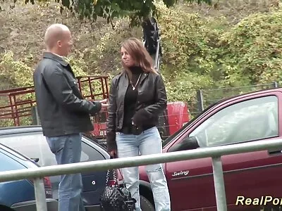 Deux lesbiennes et un mec porn cullote ont organisé du porno en groupe sur le lit