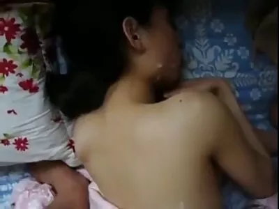 Brunette lesbienne sans culotte n'a pas peur de tromper son mari avec un amant très pervers