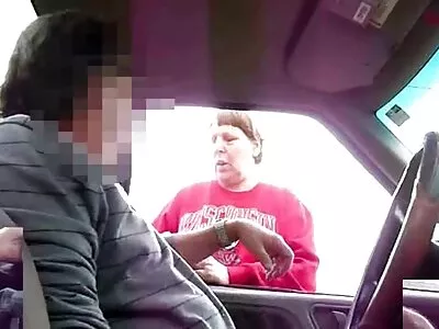 Une fille rousse baise avec un riche baiser anulingus pendant son temps libre. petite culotte porn