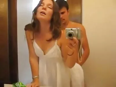 Une belle femme petite culotte porn est venue à la maison d'un homme, pour libérer maison