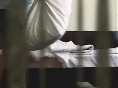 Maman se déshabille en robe bleue devant son culotte blanche porn gendre et montre ses gros seins