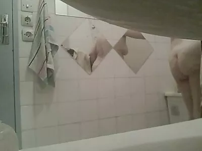 jeune culotte fendue xxx blonde aux petits seins ayant un orgasme anal