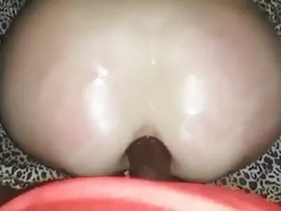 Jeune fille, ayant une porno en culotte bite, étire la chatte rasée et jouit