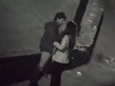 Un porn cullote homme embrasse passionnément une fille fragile sur la chatte