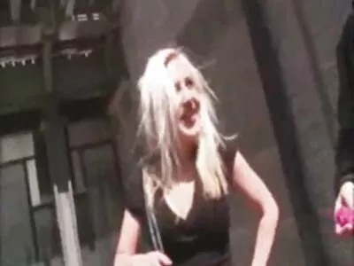 Le mec embrasse une femme juteuse aux gros seins au bureau video sexe culotte