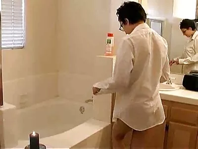 Un homme a des relations sexuelles depuis longtemps sans culotte porn avec une femme en bas noirs