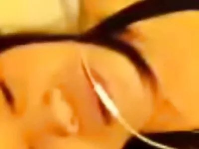 Mec sur le canapé décoré culotte fendue porn groupe bonk pour deux jeunes filles