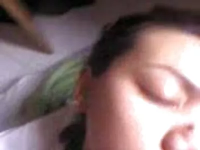 Le mec embrasse lentement une jeune fille en train de pisser culotte sale porno