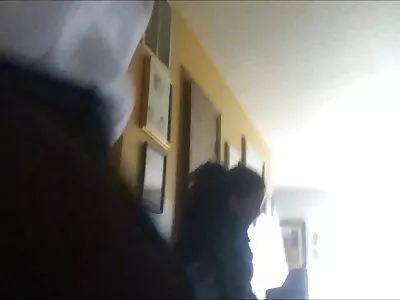 Une fille russe en fumant à la culotte sale porno maison élargit le cul pour une pénétration vaginale