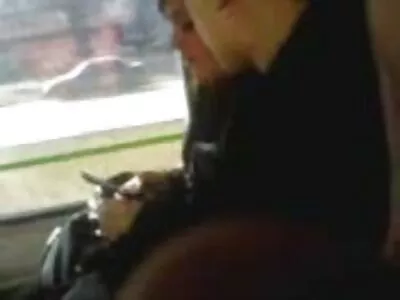Tyler Nickson suggère à une fille asiatique maigre et excitée de culotte transparente porn sauter sur une bite.
