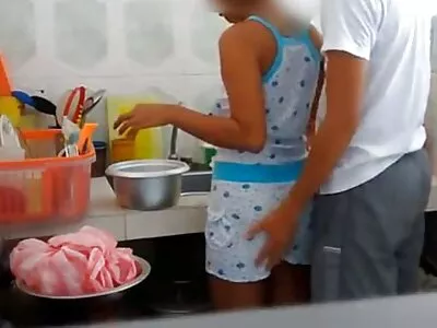 après une promenade romantique, il fume. sans culotte porn
