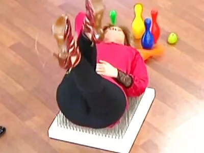 Une fille maigre lesbienne en culotte blanche adore lécher la grosse bite de son copain