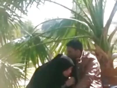 Patron et assistant baisent une lesbienne sans culotte fille avant le travail