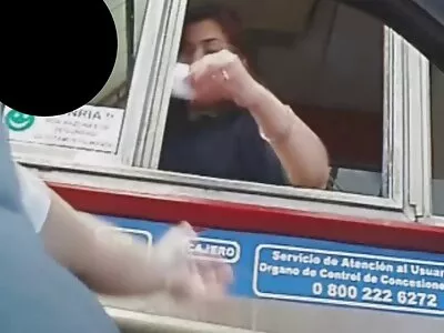 Frère culottes porno a attrapé sa demi-soeur nue et embrassant la chienne