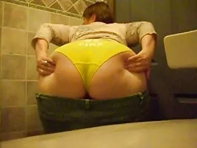 Une brune en bas se frotte porno culot le trou anal d'un mec tatoué à grosse bite
