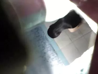 Une brune au sol fait fumer un homme et encadre un trou pour le culotte porno vagin