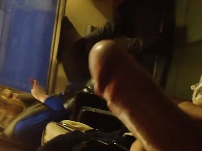 Grande fille jouant au culotte fendue porn tennis et s'embrassant avec un entraîneur mignon