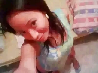Le sexe en groupe lesbien aux gros seins se termine par un gode ceinture à double culotte vibrante porn pénétration