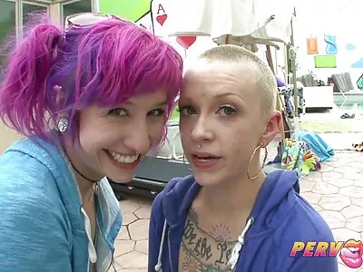 Deux belles étudiantes ayant des relations porno culotte blanche sexuelles pour du sexe gay