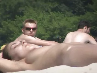 Un homme porno culotte sale mûr baise deux délicieuses génisses en train de s'embrasser et leur fait cunnilingus