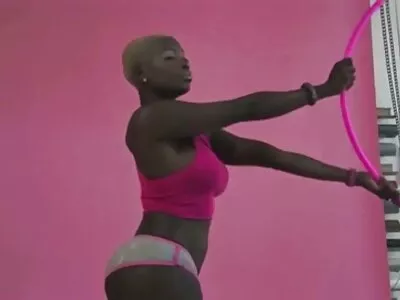 maman montre à la copine de son beau-fils comment sucer sans culotte porn une bite