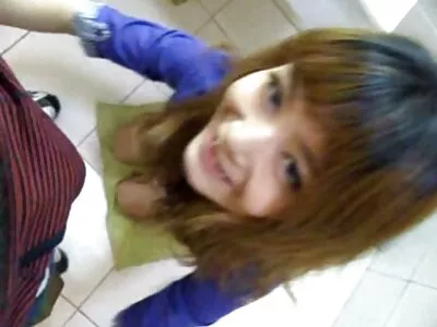 jeune couple russe filmant à la maison avec une caméra porno couche culotte vidéo