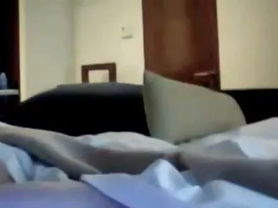 Le mec commence la matinée par un baiser en cunnilingus porno en culotte à sa copine et la baise fort