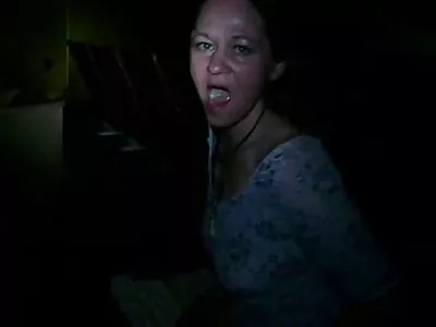Elle invite un homme à lui rendre visite et le séduit en ayant des relations sexuelles à la lueur des bougies. video x culotte