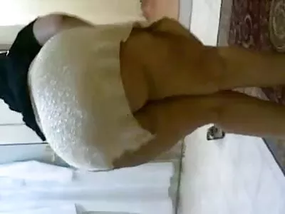 Fille culotte xxx russe baise avec un agent poilu dans un doux baiser anal