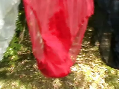 Échangistes de couple russe dans la chambre à coucher prenant pipi culotte porn un baiser hors de la maison