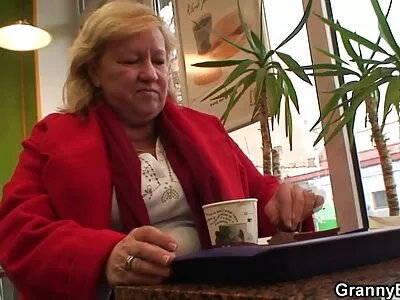 Un russe demande à sa belle-mère d'avoir des relations sexuelles dans le salon et d'embrasser sa chatte porn petite culotte
