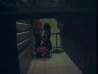 Une asiatique fait une pipe au premier plan et saute sur culotte fendue xxx la bite de son amie