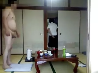 Deux lesbiennes culottes porno excitées baisent un gode ceinture et un vibromasseur