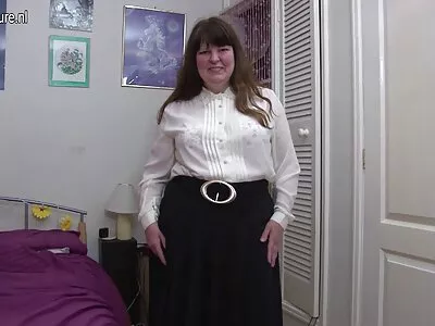 Une fille avec sa copine après avoir crié fait une vidéo porno en couche culotte de sexe maison dans différentes positions