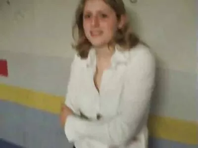 Un porn petite culotte mec chauve déchire des nylons avec le corps d'une fille brune et la baise dans le cul avec un baiser