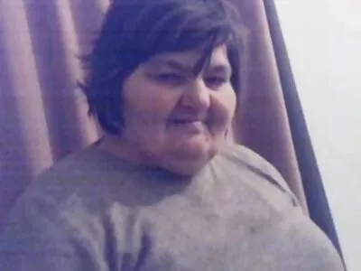 Maman aux gros seins chevauche la bite de son homme et a un sans culotte porn orgasme
