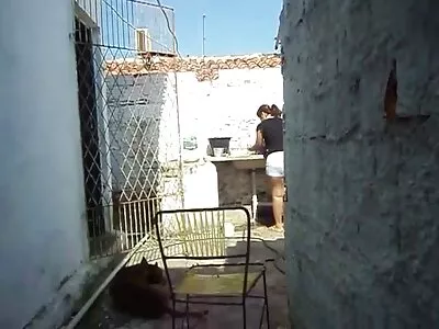 Une ado video sexe culotte blonde suce la grosse bite de son amant et s'assoit dessus