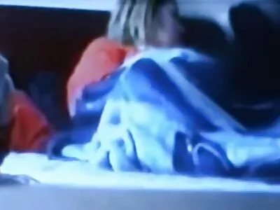 Une fille après avoir fumé à la maison se réveille d'un cancer et laisse entrer la bite d'un sans culotte xxx homme